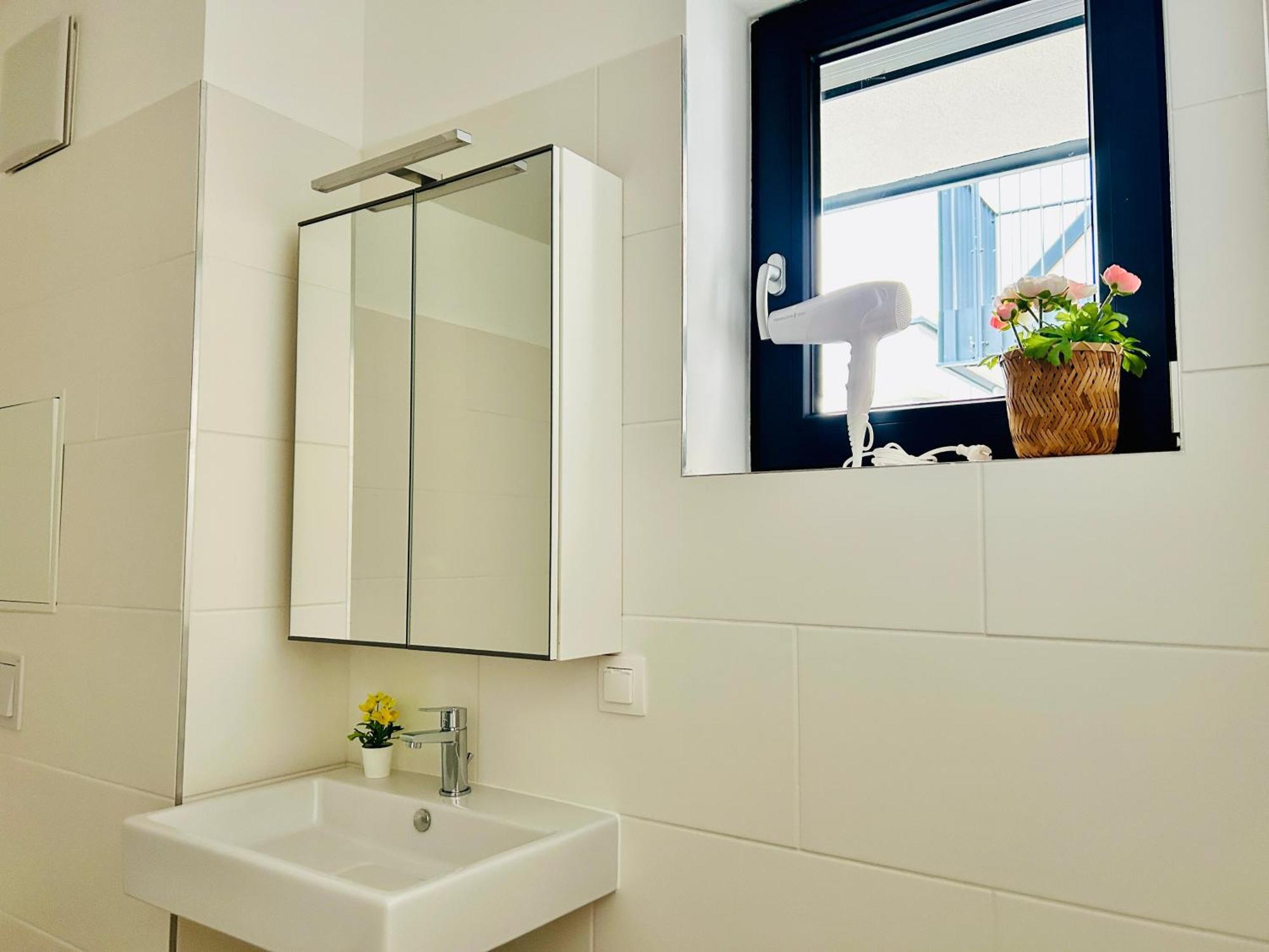 Modern Apartment With Balcony & Free Parking - Nearby Metro Wien Eksteriør bilde