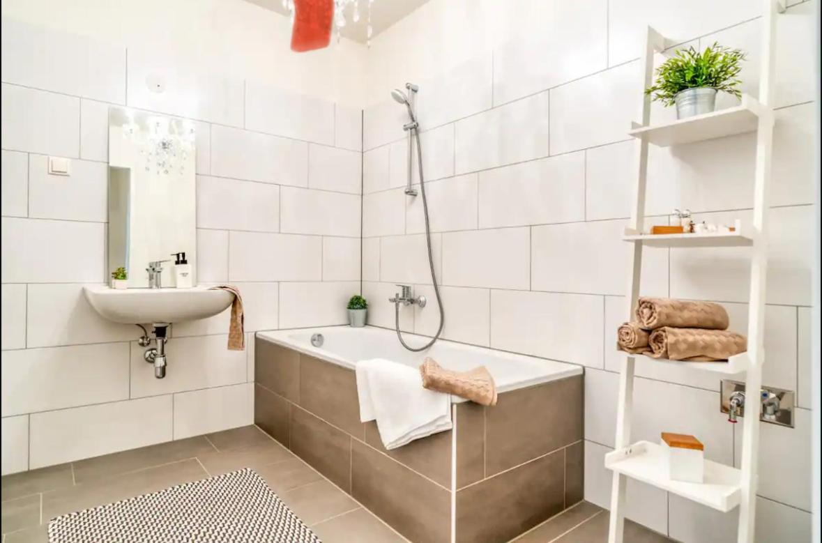 Modern Apartment With Balcony & Free Parking - Nearby Metro Wien Eksteriør bilde